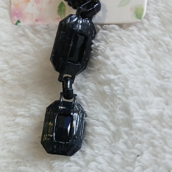 Elegant Black Dangle Earrings - Picture 3 of 4